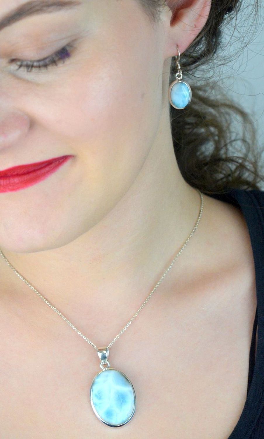 Kolczyki damskie srebrne próby 925 z owalnym larimarem. Długość 3,3 cm, szerokość 1,2 cm, zapięcie bigiel otwarty. Waga 4,42 g. Unikalna biżuteria z naturalnym kamieniem.1.jpg