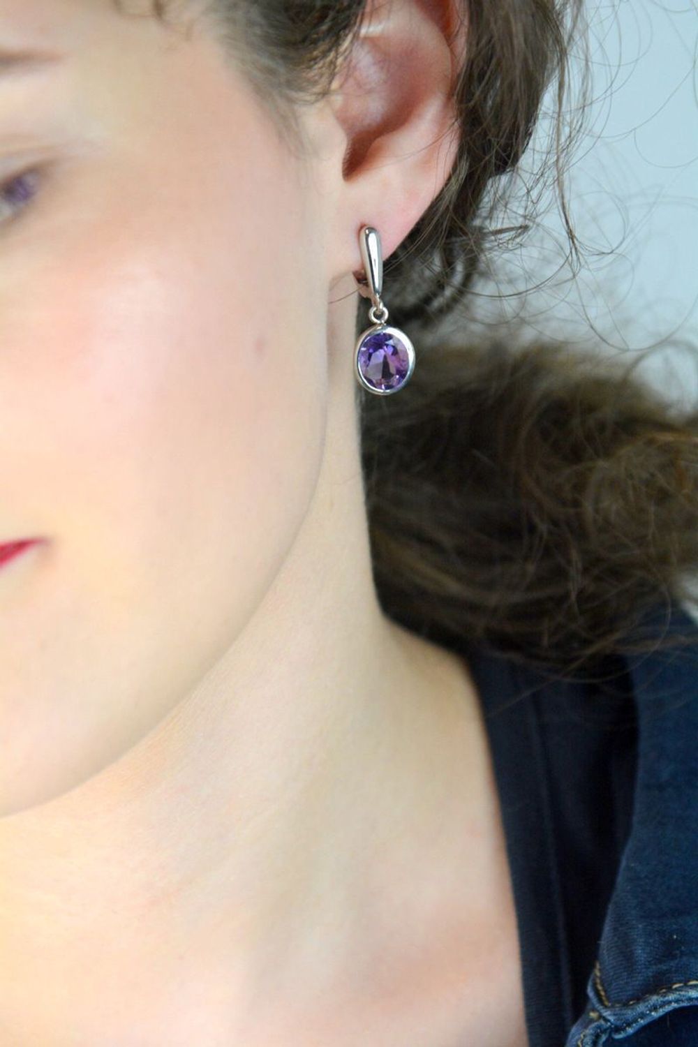 Eleganckie kolczyki damskie ze srebra 925 z owalnym ametystem. Długość 3 cm, waga 5,47 g, zapięcie angielskie. Stylowy dodatek i idealny prezent z naturalnym kamieniem.1.jpg