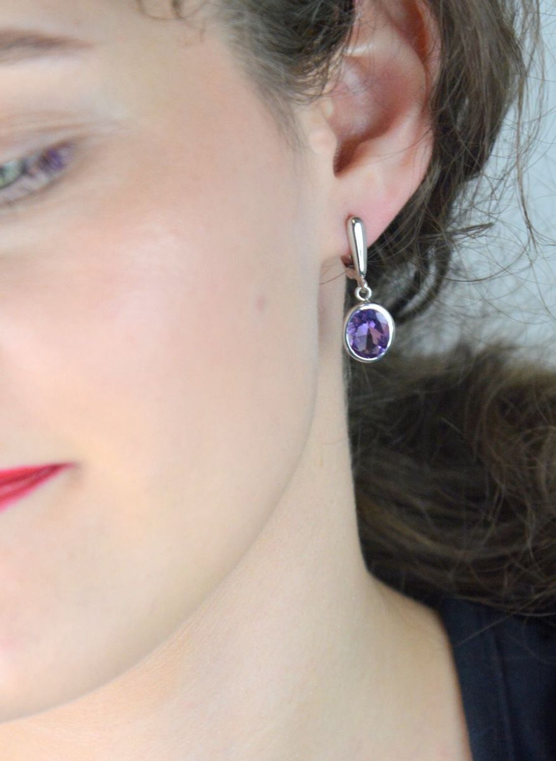 Eleganckie kolczyki damskie ze srebra 925 z owalnym ametystem. Długość 3 cm, waga 5,47 g, zapięcie angielskie. Stylowy dodatek i idealny prezent z naturalnym kamieniem.1.jpg