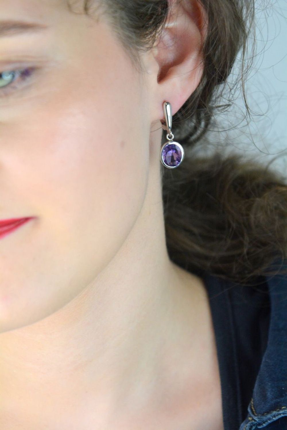 Eleganckie kolczyki damskie ze srebra 925 z owalnym ametystem. Długość 3 cm, waga 5,47 g, zapięcie angielskie. Stylowy dodatek i idealny prezent z naturalnym kamieniem.1.jpg
