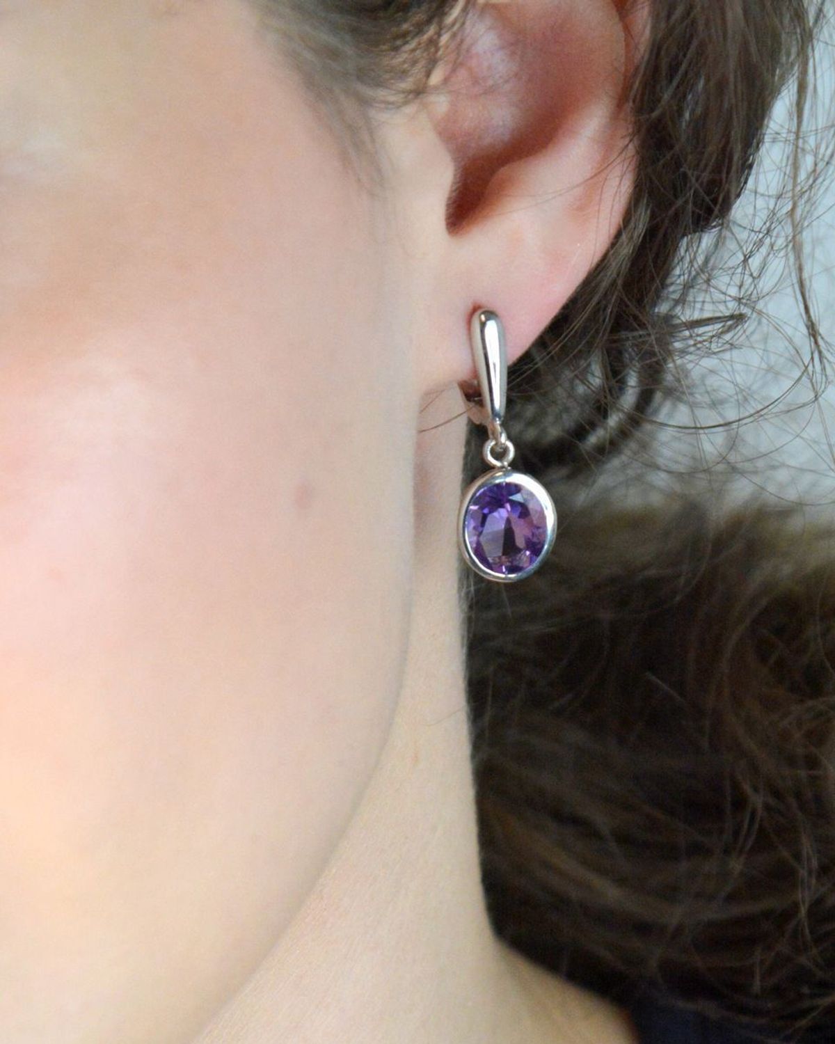 Eleganckie kolczyki damskie ze srebra 925 z owalnym ametystem. Długość 3 cm, waga 5,47 g, zapięcie angielskie. Stylowy dodatek i idealny prezent z naturalnym kamieniem.1.jpg