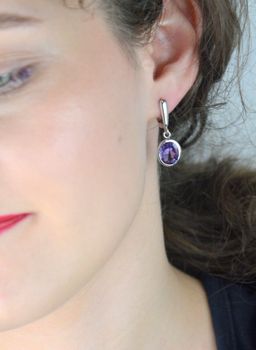 Eleganckie kolczyki damskie ze srebra 925 z owalnym ametystem. Długość 3 cm, waga 5,47 g, zapięcie angielskie. Stylowy dodatek i idealny prezent z naturalnym kamieniem (2).JPG