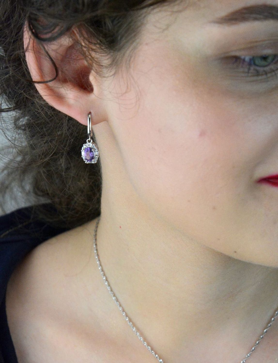 Kolczyki damskie srebrne próby 925 z naturalnym ametystem i cyrkoniami. Długość 2,5 cm, szerokość 8 mm, zapięcie angielskie. Model DIA-KLC-13085-925 – elegancka biżuteria na każdą okazję.1.jpg