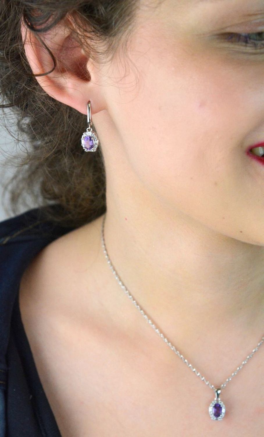 Kolczyki damskie srebrne próby 925 z naturalnym ametystem i cyrkoniami. Długość 2,5 cm, szerokość 8 mm, zapięcie angielskie. Model DIA-KLC-13085-925 – elegancka biżuteria na każdą okazję.1.jpg