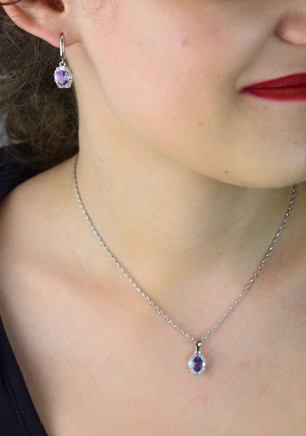 Kolczyki damskie srebrne próby 925 z naturalnym ametystem i cyrkoniami. Długość 2,5 cm, szerokość 8 mm, zapięcie angielskie. Model DIA-KLC-13085-925 – elegancka biżuteria na każdą okazję.1.jpg