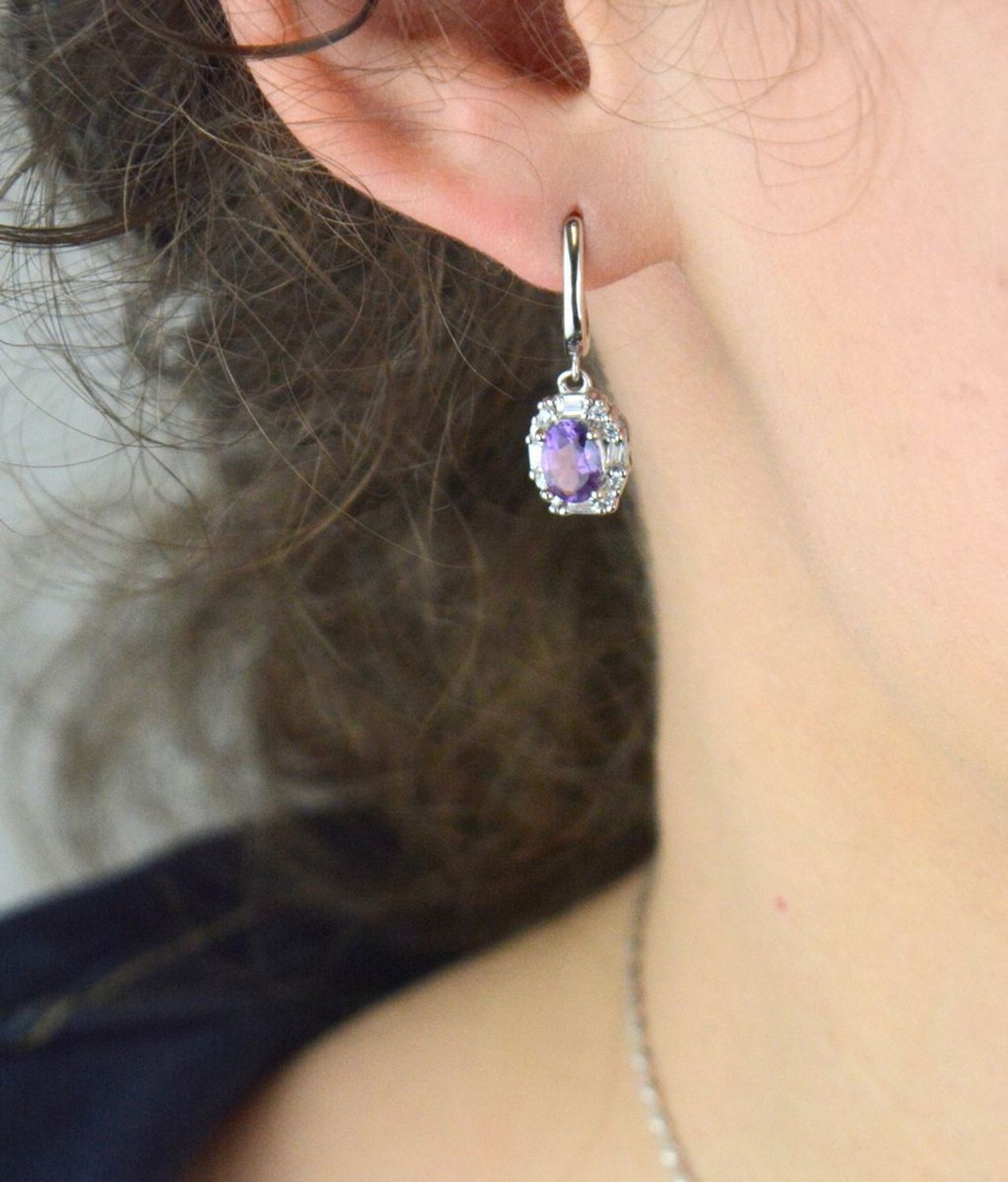 Kolczyki damskie srebrne próby 925 z naturalnym ametystem i cyrkoniami. Długość 2,5 cm, szerokość 8 mm, zapięcie angielskie. Model DIA-KLC-13085-925 – elegancka biżuteria na każdą okazję.1.jpg