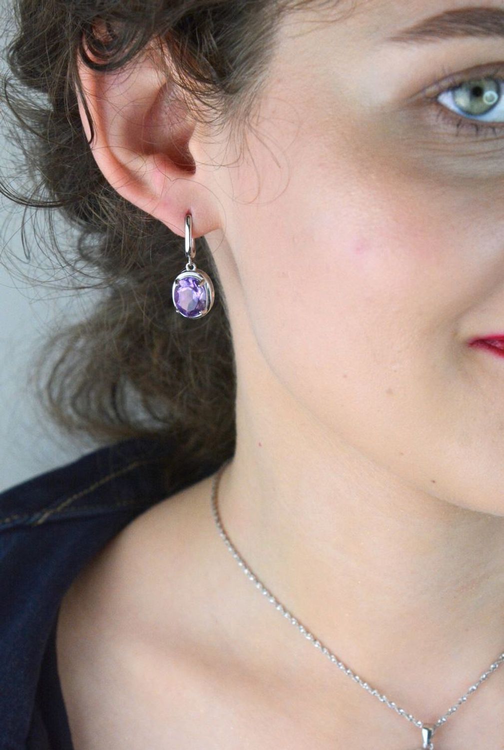 Kolczyki damskie srebrne z naturalnym ametystem. Długość 2,2 cm, szerokość 1,1 cm, waga 5,07 g. Zapięcie angielskie. Stylowa i ponadczasowa biżuteria z fioletowym kamieniem.1.jpg