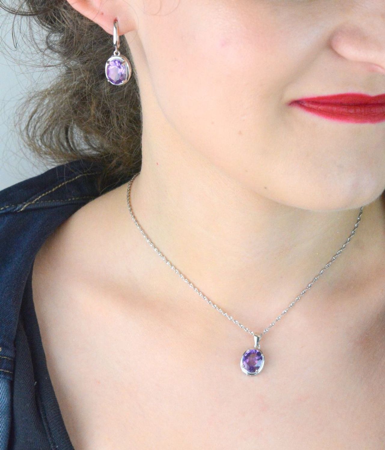 Kolczyki damskie srebrne z naturalnym ametystem. Długość 2,2 cm, szerokość 1,1 cm, waga 5,07 g. Zapięcie angielskie. Stylowa i ponadczasowa biżuteria z fioletowym kamieniem.1.jpg