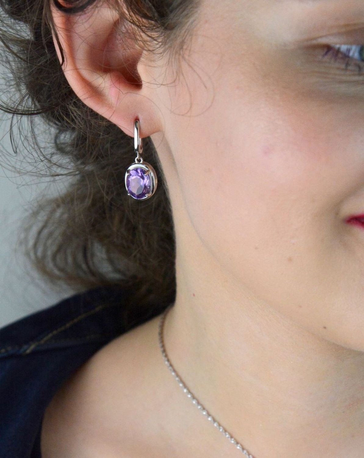 Kolczyki damskie srebrne z naturalnym ametystem. Długość 2,2 cm, szerokość 1,1 cm, waga 5,07 g. Zapięcie angielskie. Stylowa i ponadczasowa biżuteria z fioletowym kamieniem.1.jpg