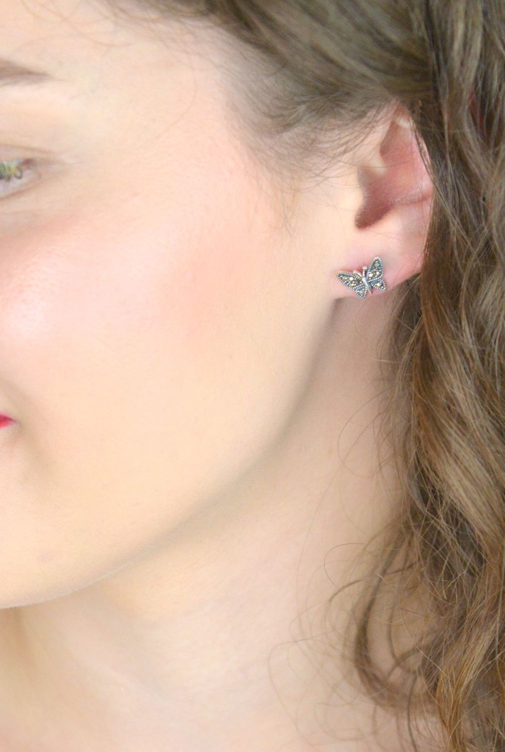 Srebrne kolczyki damskie motylki z markazytami  Próba 925  Na sztyft  1,0 cm  DIA-KLC-13129-925.jpg