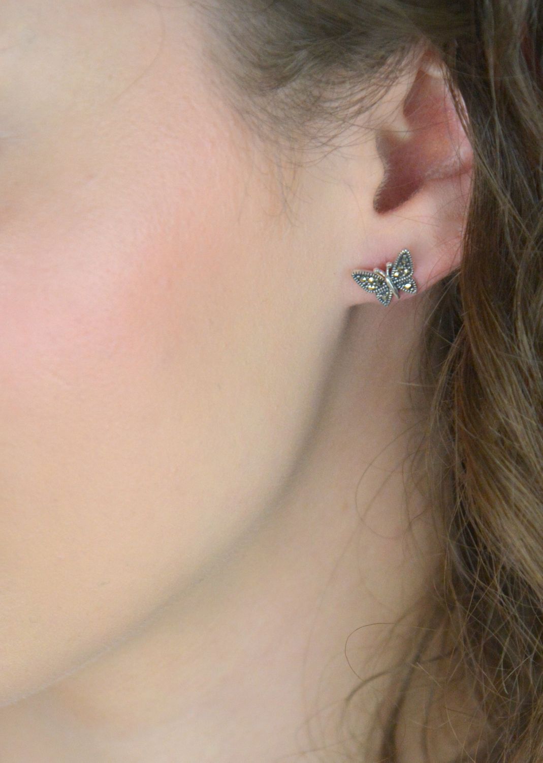 Srebrne kolczyki damskie motylki z markazytami  Próba 925  Na sztyft  1,0 cm  DIA-KLC-13129-925.jpg