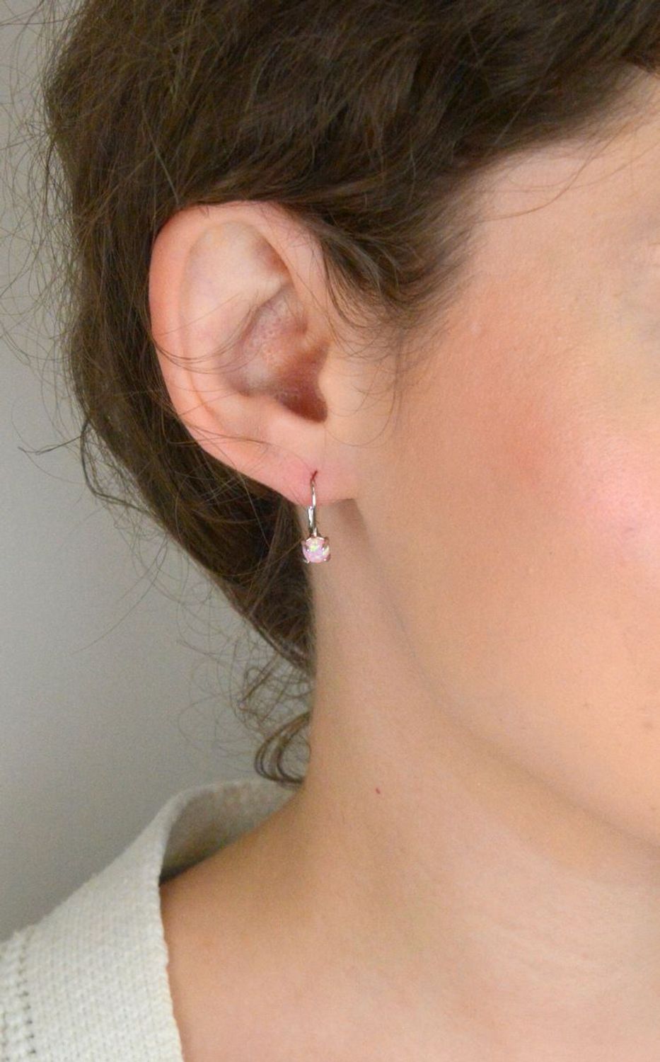 Kolczyki srebrne DIA-KLC-13130-925 – próba 925, wiszące z różowym opalem syntetycznym, długość 1,5 cm, zapięcie bigiel angielski. Lekkie i urocze – idealne dla dziewczynek i kobiet.1.jpg