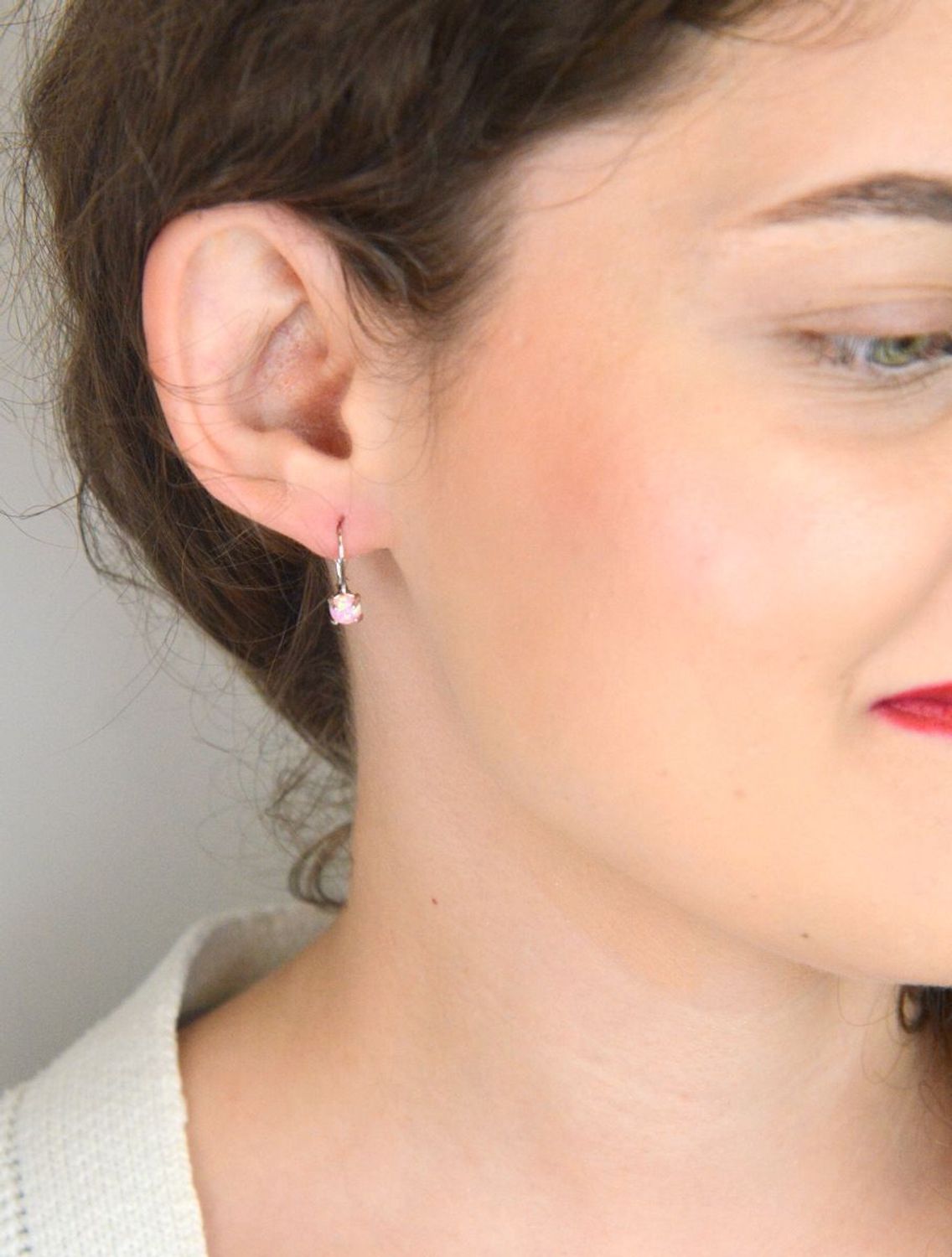 Kolczyki srebrne DIA-KLC-13130-925 – próba 925, wiszące z różowym opalem syntetycznym, długość 1,5 cm, zapięcie bigiel angielski. Lekkie i urocze – idealne dla dziewczynek i kobiet.1.jpg