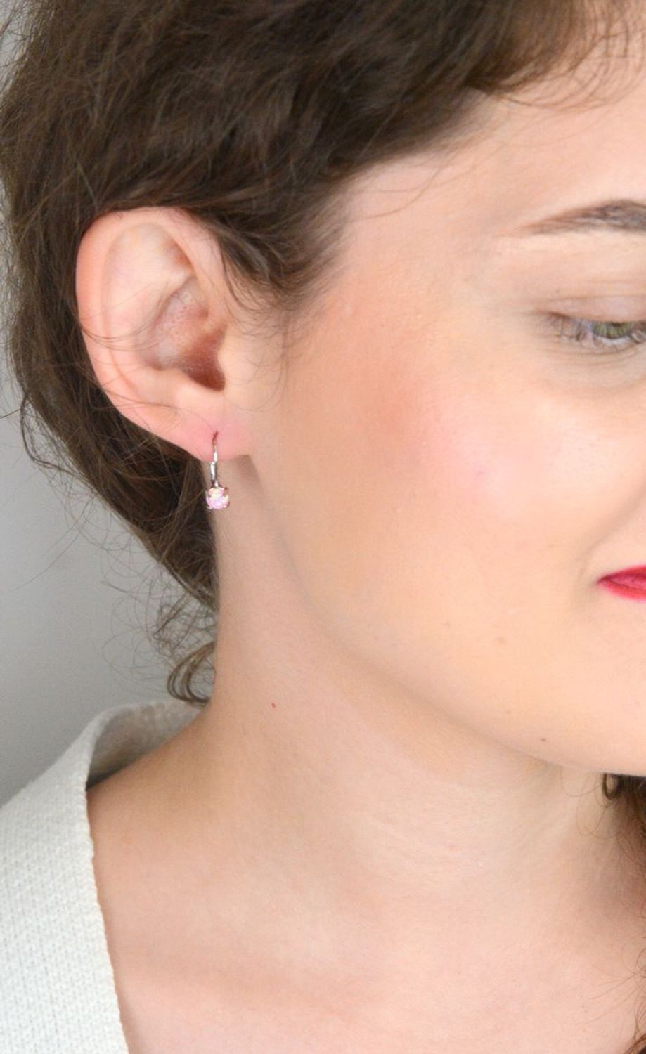 Kolczyki srebrne DIA-KLC-13130-925 – próba 925, wiszące z różowym opalem syntetycznym, długość 1,5 cm, zapięcie bigiel angielski. Lekkie i urocze – idealne dla dziewczynek i kobiet.1.jpg