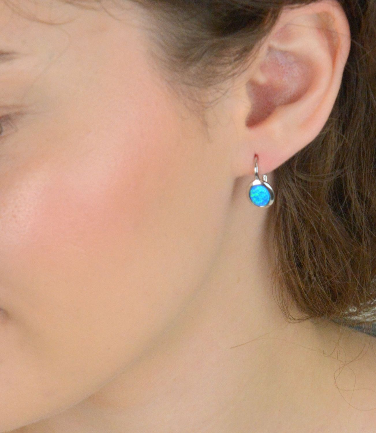 Kolczyki srebrne owalne z niebieskim opalem syntetycznym, próba 925. Model DIA-KLC-13131-925 – 2,90 g, 1,5 cm długości. Zapięcie bigiel angielski. Elegancki prezent dla kobiety.1.jpg