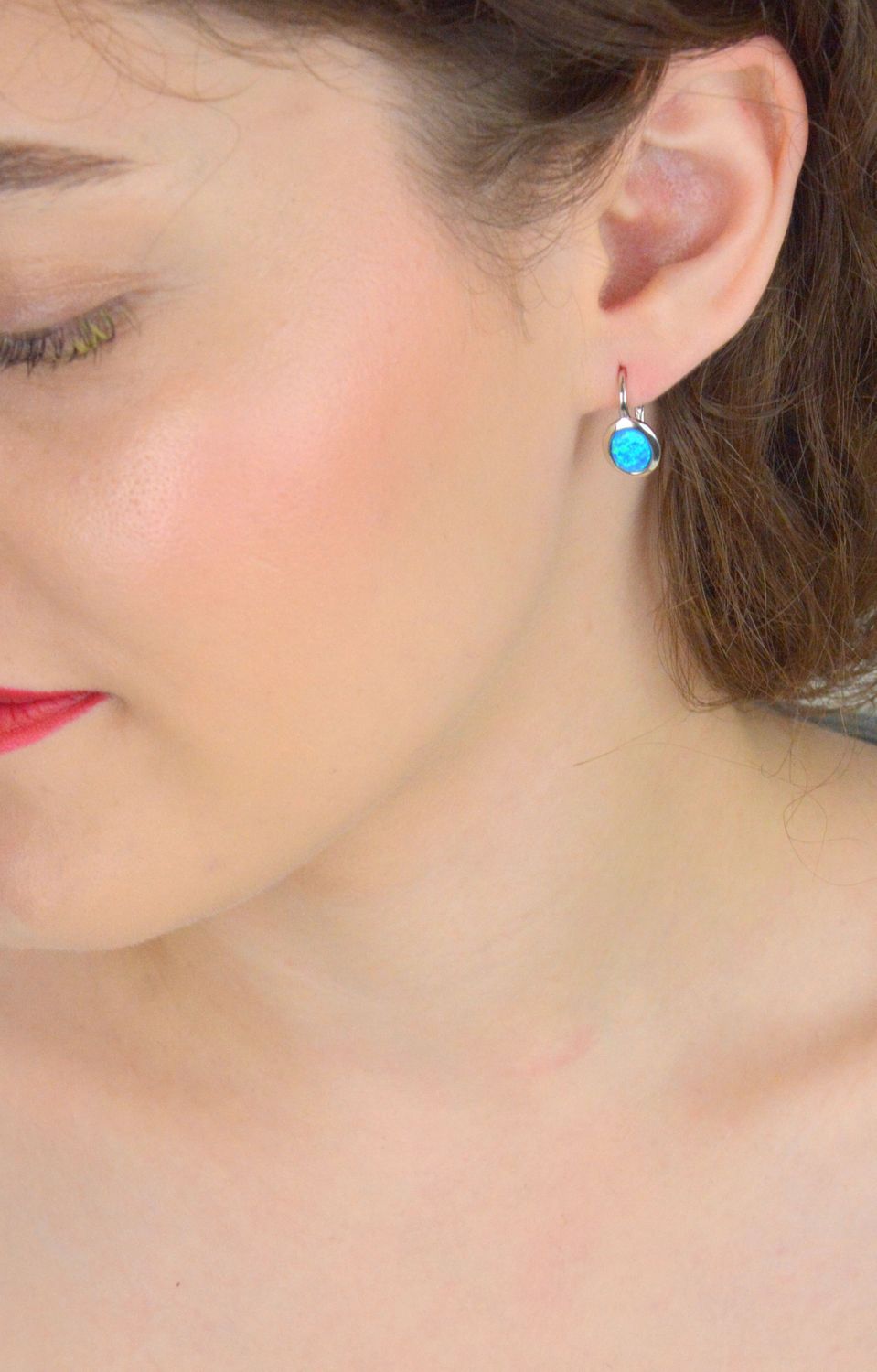 Kolczyki srebrne owalne z niebieskim opalem syntetycznym, próba 925. Model DIA-KLC-13131-925 – 2,90 g, 1,5 cm długości. Zapięcie bigiel angielski. Elegancki prezent dla kobiety.1.jpg