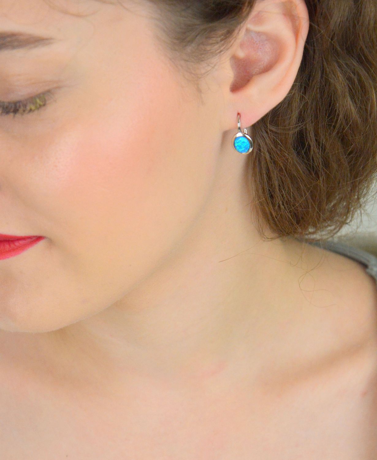 Kolczyki srebrne owalne z niebieskim opalem syntetycznym, próba 925. Model DIA-KLC-13131-925 – 2,90 g, 1,5 cm długości. Zapięcie bigiel angielski. Elegancki prezent dla kobiety.1.jpg