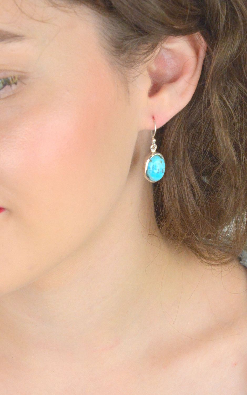 Kolczyki damskie srebrne z owalnymi turkusami, model DIA-KLC-13132-925. Próba 925, długość 3,0 cm, szerokość 1,2 cm, waga 5,61 g. Elegancka biżuteria z naturalnym charakterem.1.jpg