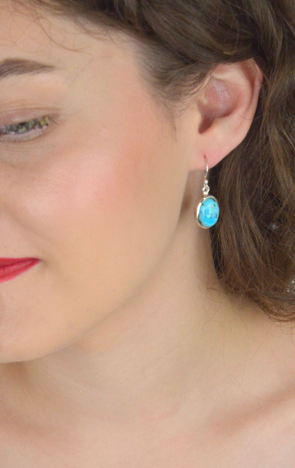 Kolczyki damskie srebrne z owalnymi turkusami, model DIA-KLC-13132-925. Próba 925, długość 3,0 cm, szerokość 1,2 cm, waga 5,61 g. Elegancka biżuteria z naturalnym charakterem.1.jpg