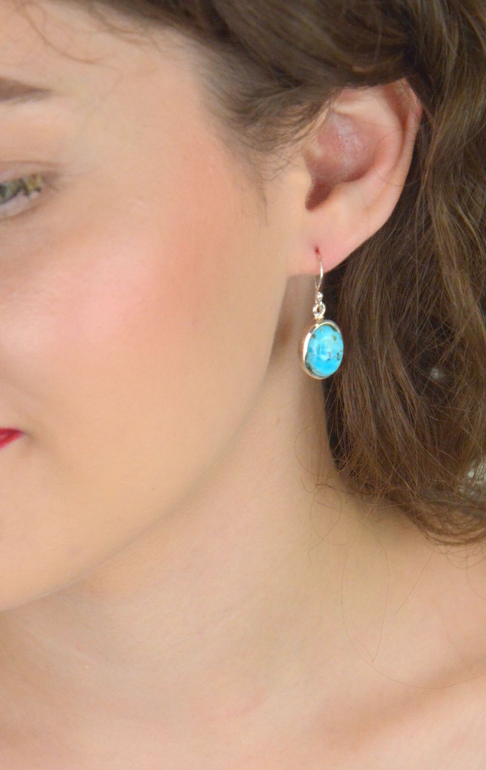 Kolczyki damskie srebrne z owalnymi turkusami, model DIA-KLC-13132-925. Próba 925, długość 3,0 cm, szerokość 1,2 cm, waga 5,61 g. Elegancka biżuteria z naturalnym charakterem.1.jpg