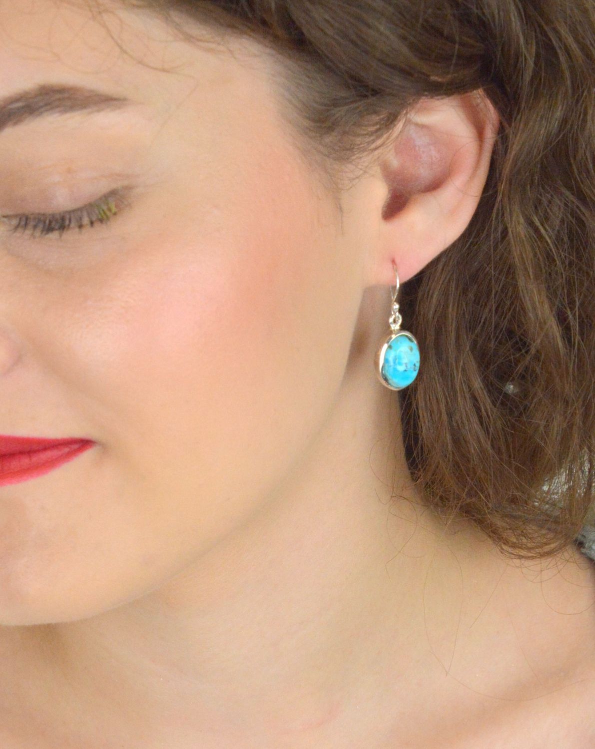 Kolczyki damskie srebrne z owalnymi turkusami, model DIA-KLC-13132-925. Próba 925, długość 3,0 cm, szerokość 1,2 cm, waga 5,61 g. Elegancka biżuteria z naturalnym charakterem.1.jpg