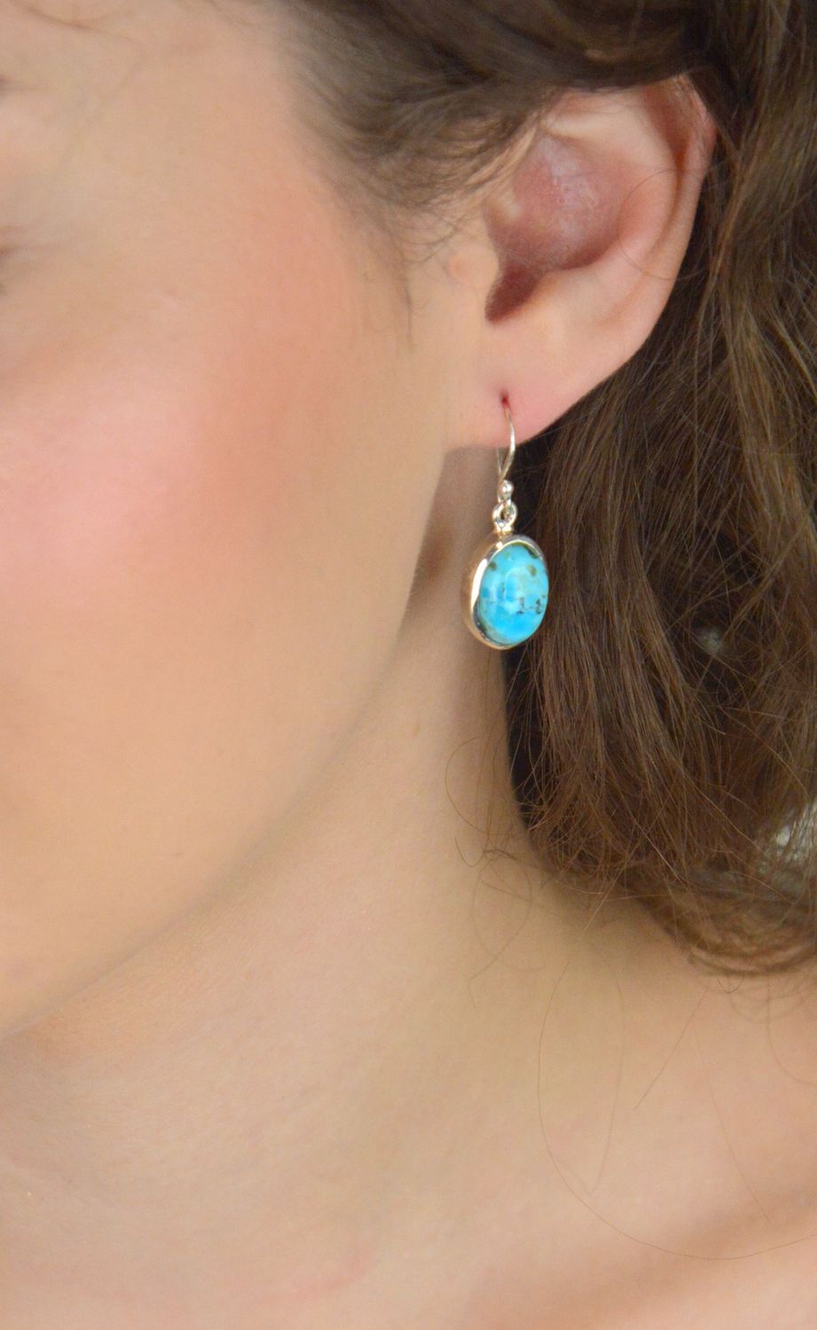 Kolczyki damskie srebrne z owalnymi turkusami, model DIA-KLC-13132-925. Próba 925, długość 3,0 cm, szerokość 1,2 cm, waga 5,61 g. Elegancka biżuteria z naturalnym charakterem.1.jpg