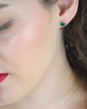 Eleganckie srebrne kolczyki z naturalnym malachitem. Próba 925, średnica 6 mm, waga 1,00 g. Zapięcie na sztyft. Klasyczna forma i zieleń kamienia – model DIA-KLC-13133-925 (1).JPG