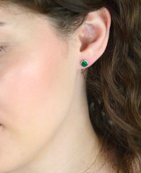 Eleganckie srebrne kolczyki z naturalnym malachitem. Próba 925, średnica 6 mm, waga 1,00 g. Zapięcie na sztyft. Klasyczna forma i zieleń kamienia – model DIA-KLC-13133-925 (2).JPG