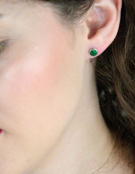 Eleganckie srebrne kolczyki z naturalnym malachitem. Próba 925, średnica 6 mm, waga 1,00 g. Zapięcie na sztyft. Klasyczna forma i zieleń kamienia – model DIA-KLC-13133-925 (3).JPG