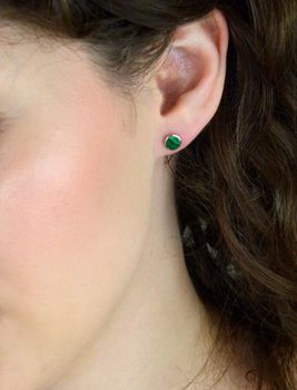 Eleganckie srebrne kolczyki z naturalnym malachitem. Próba 925, średnica 6 mm, waga 1,00 g. Zapięcie na sztyft. Klasyczna forma i zieleń kamienia – model DIA-KLC-13133-925 (4).JPG