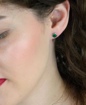 Eleganckie srebrne kolczyki z naturalnym malachitem. Próba 925, średnica 6 mm, waga 1,00 g. Zapięcie na sztyft. Klasyczna forma i zieleń kamienia – model DIA-KLC-13133-925 (5).JPG