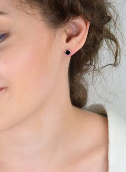 Eleganckie kolczyki damskie ze srebra próby 925, z czarnym onyksem o średnicy 6 mm. Klasyczny kształt, lekkie – tylko 1,00 g. Zapięcie na sztyft. Model DIA-KLC-13134-925 – idealne na co dzień i na prezent (2).JPG