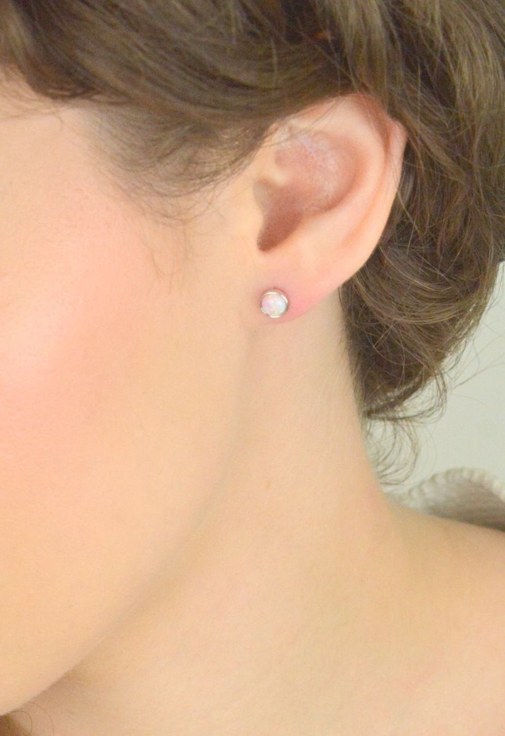 Kolczyki srebrne DIA-KLC-13135-925 – damskie, próba 925, okrągłe z różowym opalem syntetycznym, szerokość 6 mm, zapięcie na sztyft, waga 0,90 g. Stylowe i subtelne.1.jpg