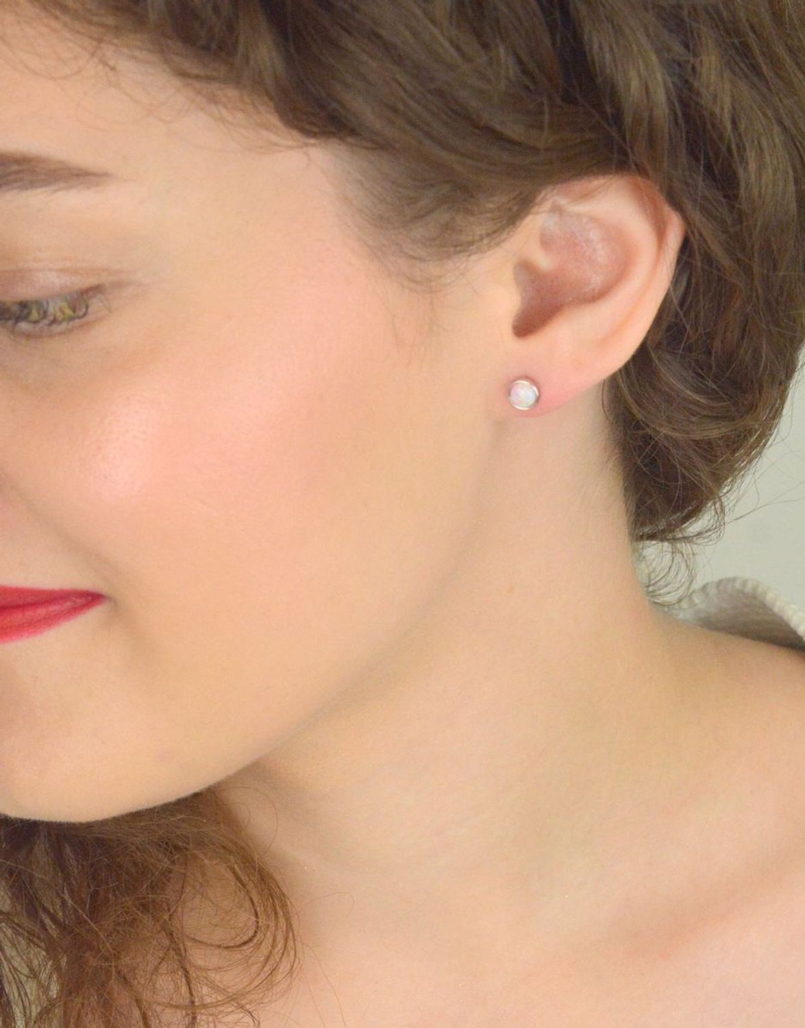 Kolczyki srebrne DIA-KLC-13135-925 – damskie, próba 925, okrągłe z różowym opalem syntetycznym, szerokość 6 mm, zapięcie na sztyft, waga 0,90 g. Stylowe i subtelne.1.jpg