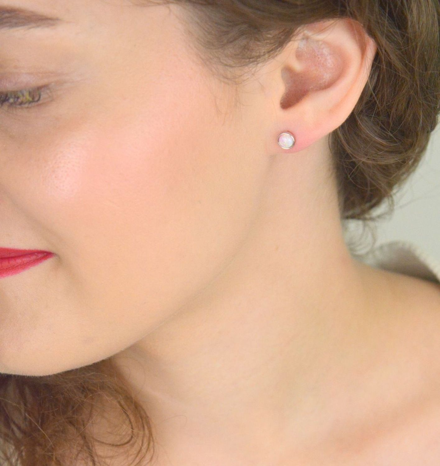 Kolczyki srebrne DIA-KLC-13135-925 – damskie, próba 925, okrągłe z różowym opalem syntetycznym, szerokość 6 mm, zapięcie na sztyft, waga 0,90 g. Stylowe i subtelne.1.jpg