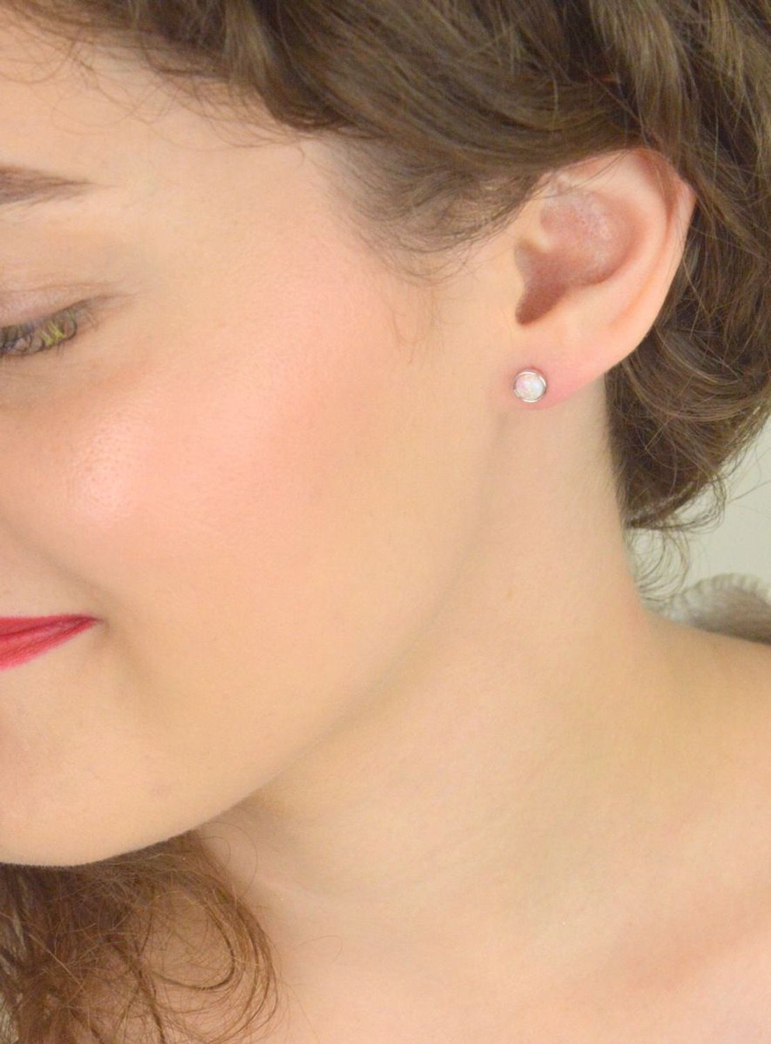 Kolczyki srebrne DIA-KLC-13135-925 – damskie, próba 925, okrągłe z różowym opalem syntetycznym, szerokość 6 mm, zapięcie na sztyft, waga 0,90 g. Stylowe i subtelne.1.jpg