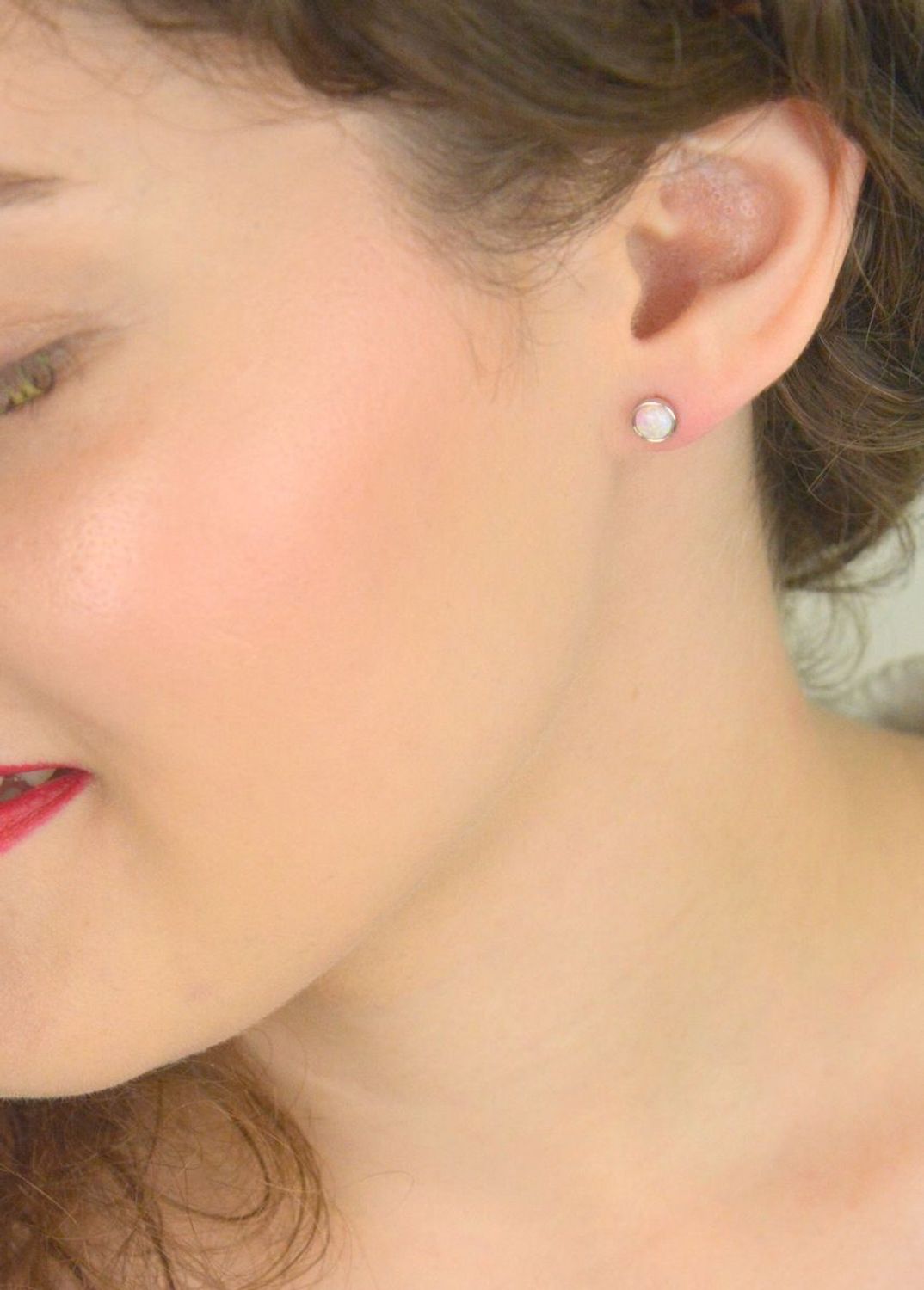 Kolczyki srebrne DIA-KLC-13135-925 – damskie, próba 925, okrągłe z różowym opalem syntetycznym, szerokość 6 mm, zapięcie na sztyft, waga 0,90 g. Stylowe i subtelne.1.jpg