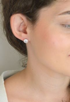 Okrągłe srebrne kolczyki damskie z cyrkoniami. Próba 925, zapięcie na sztyft, średnica 9 mm, waga 2 g. Elegancki i ponadczasowy styl. Model DIA-KLC-13136-925 – idealne na prezent (1).JPG