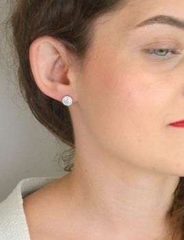 Okrągłe srebrne kolczyki damskie z cyrkoniami. Próba 925, zapięcie na sztyft, średnica 9 mm, waga 2 g. Elegancki i ponadczasowy styl. Model DIA-KLC-13136-925 – idealne na prezent (2).JPG