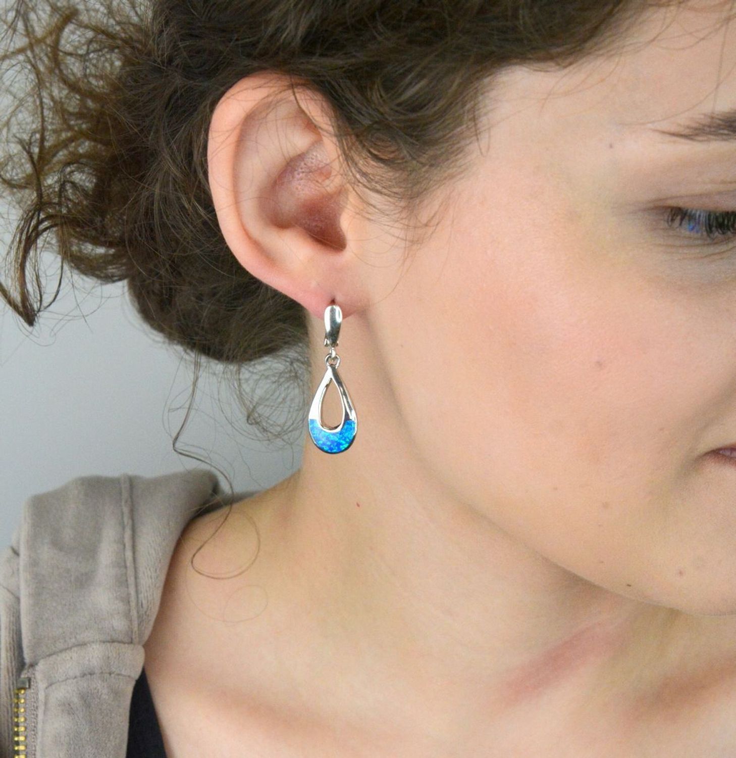 Kolczyki srebrne damskie DIA-KLC-13137-925 – łezki z niebieskim syntetycznym opalem, próba 925, długość 3,5 cm, szerokość 1,2 cm, waga 6,50 g, zapięcie angielskie.1.jpg