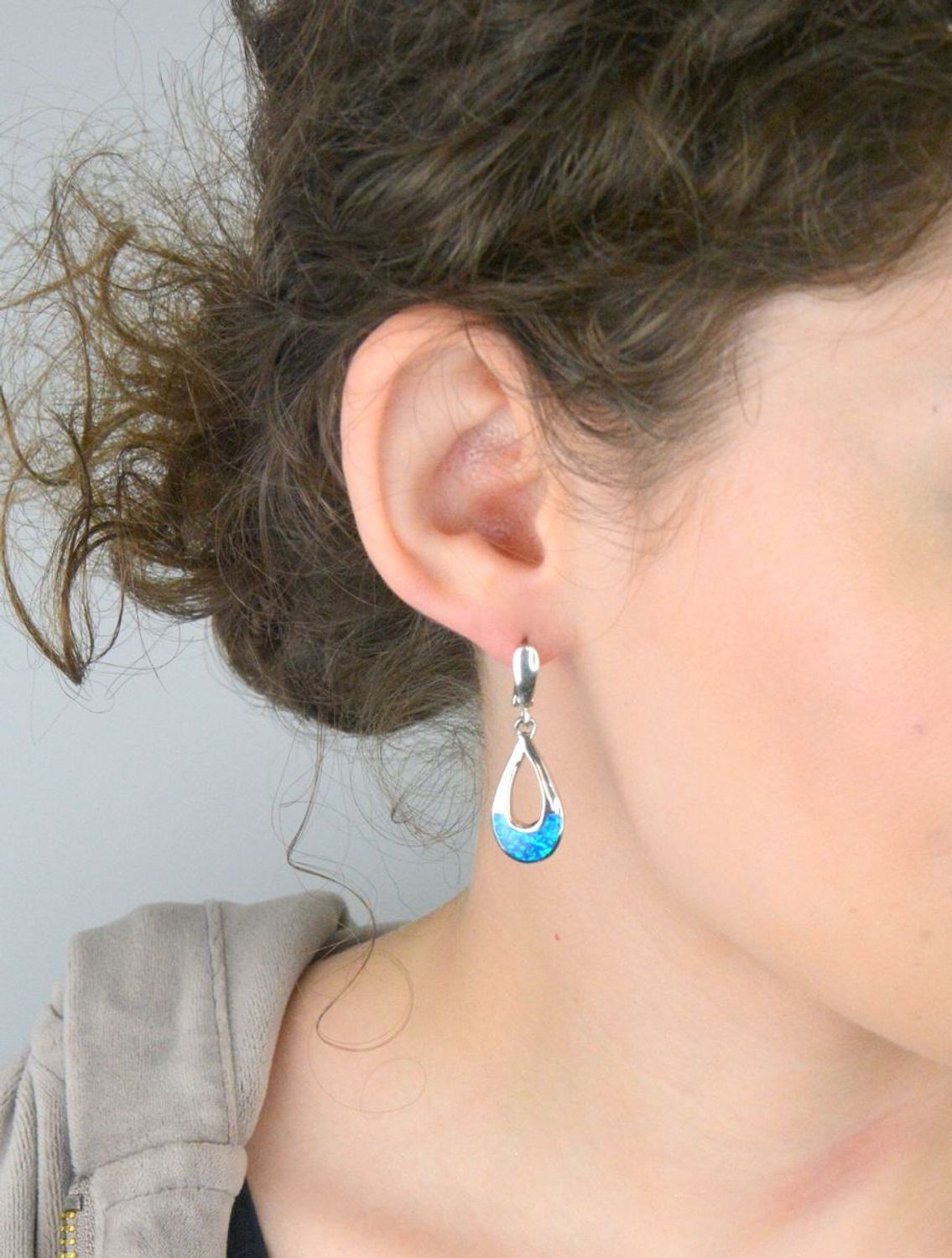 Kolczyki srebrne damskie DIA-KLC-13137-925 – łezki z niebieskim syntetycznym opalem, próba 925, długość 3,5 cm, szerokość 1,2 cm, waga 6,50 g, zapięcie angielskie.1.jpg