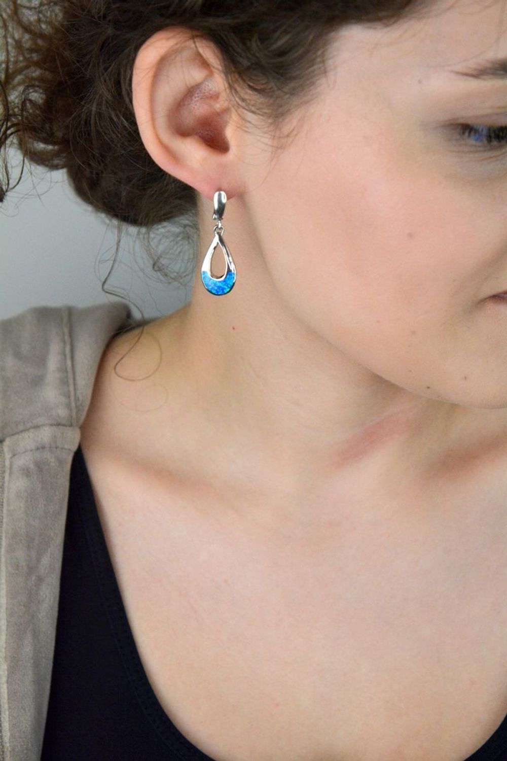 Kolczyki srebrne damskie DIA-KLC-13137-925 – łezki z niebieskim syntetycznym opalem, próba 925, długość 3,5 cm, szerokość 1,2 cm, waga 6,50 g, zapięcie angielskie.1.jpg