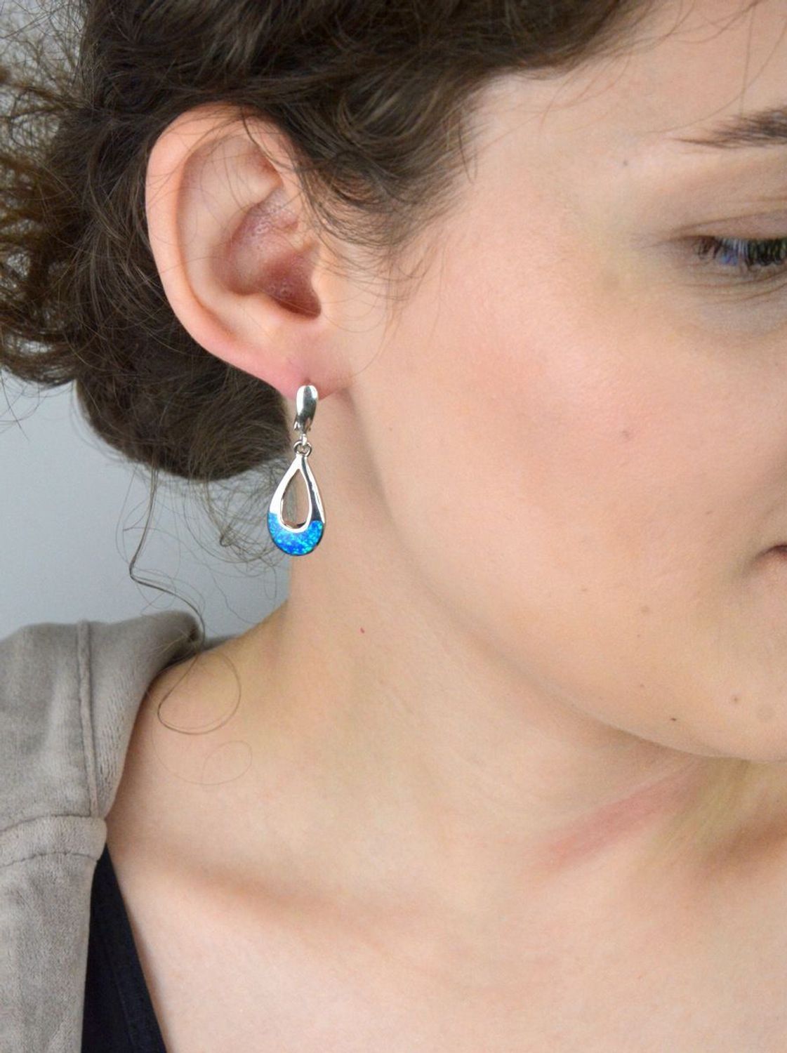 Kolczyki srebrne damskie DIA-KLC-13137-925 – łezki z niebieskim syntetycznym opalem, próba 925, długość 3,5 cm, szerokość 1,2 cm, waga 6,50 g, zapięcie angielskie.1.jpg