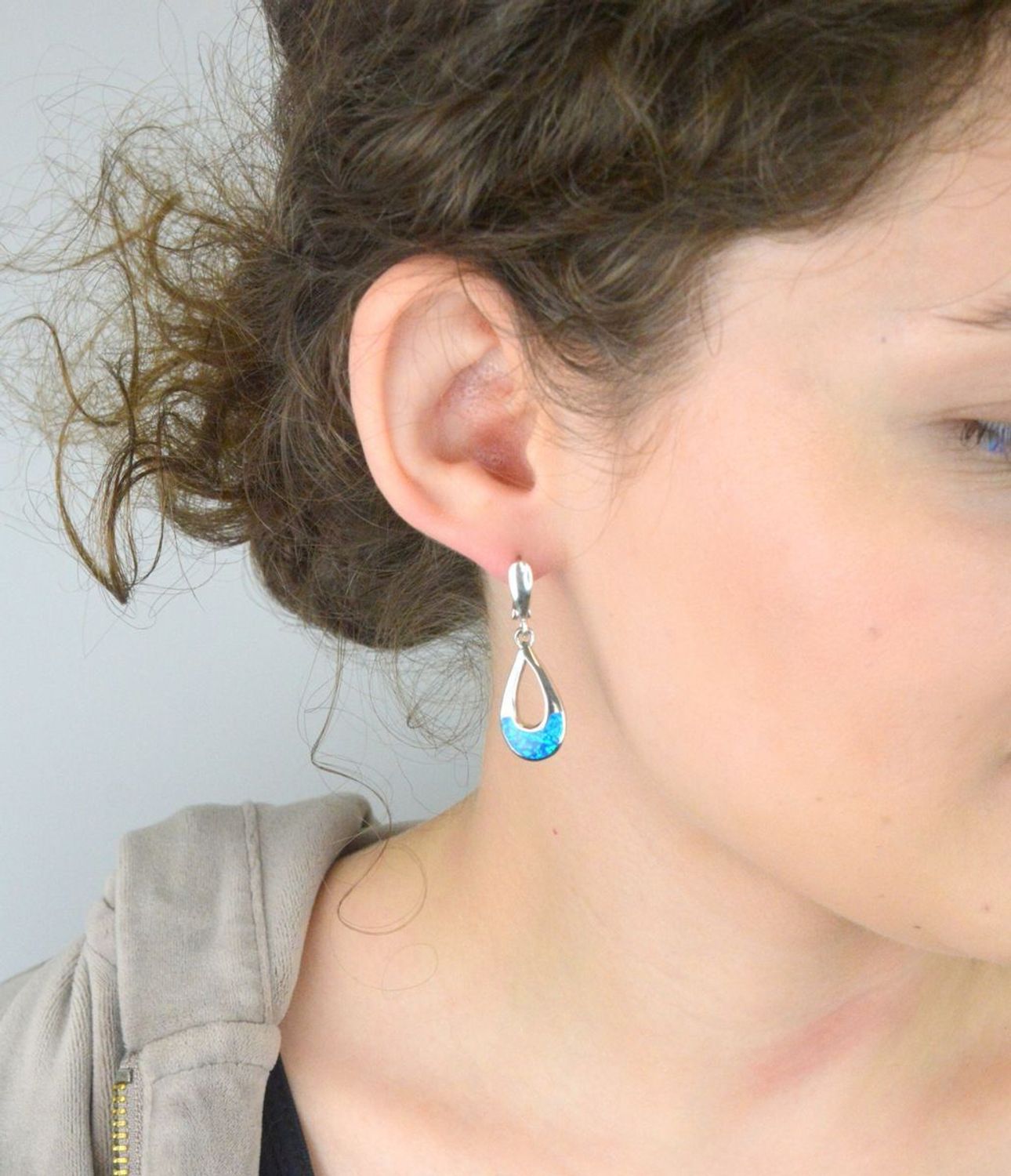 Kolczyki srebrne damskie DIA-KLC-13137-925 – łezki z niebieskim syntetycznym opalem, próba 925, długość 3,5 cm, szerokość 1,2 cm, waga 6,50 g, zapięcie angielskie.1.jpg