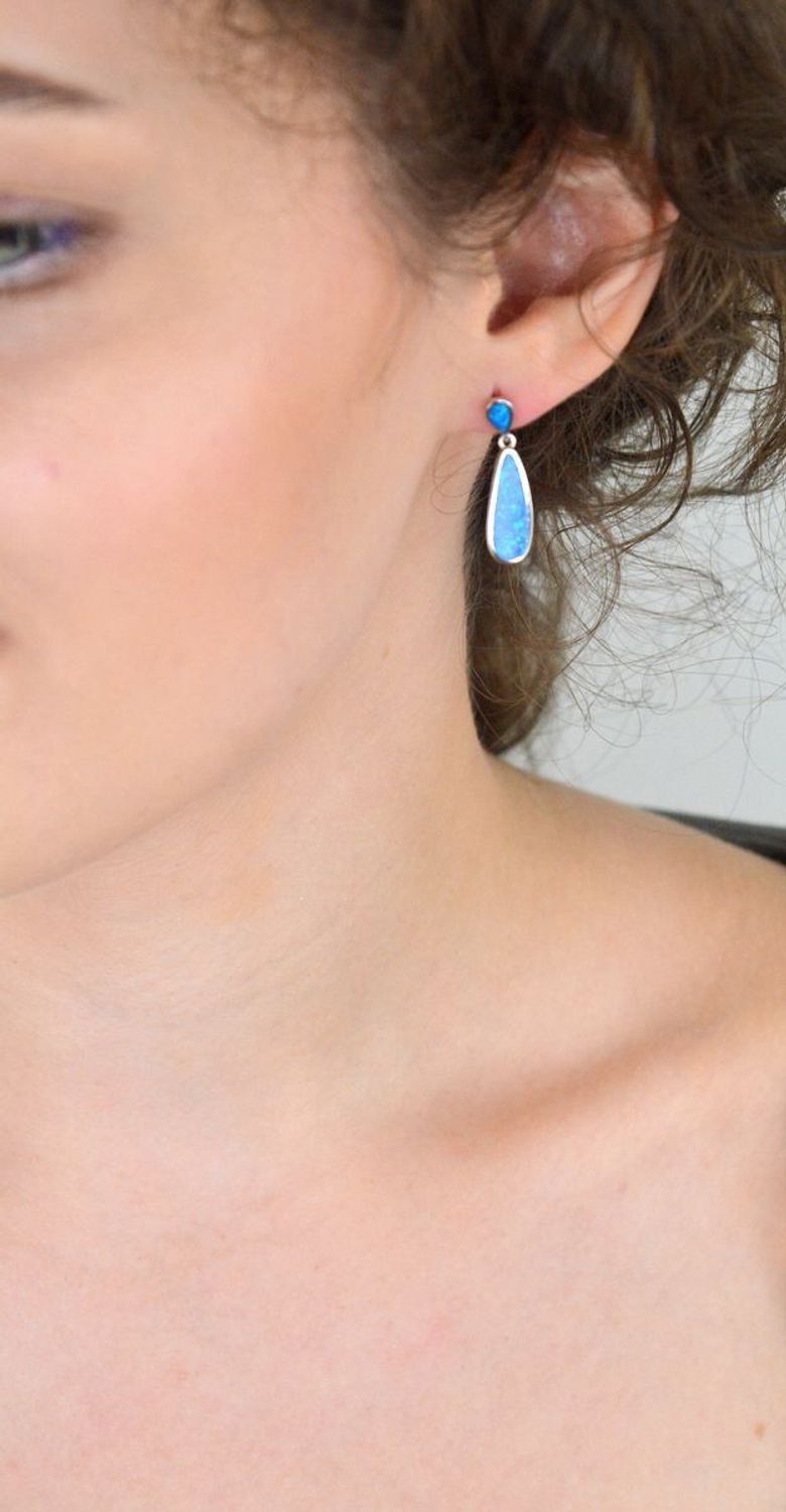 Kolczyki damskie srebrne wiszące łezki z niebieskim syntetycznym opalem – model DIA-KLC-13139-925. Srebro próby 925, długość 2,7 cm, waga 3,80 g, zapięcie na sztyft.1.jpg