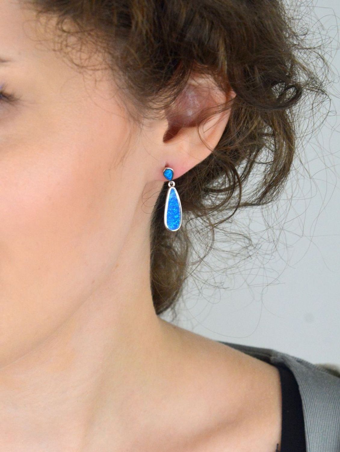 Kolczyki damskie srebrne wiszące łezki z niebieskim syntetycznym opalem – model DIA-KLC-13139-925. Srebro próby 925, długość 2,7 cm, waga 3,80 g, zapięcie na sztyft.1.jpg