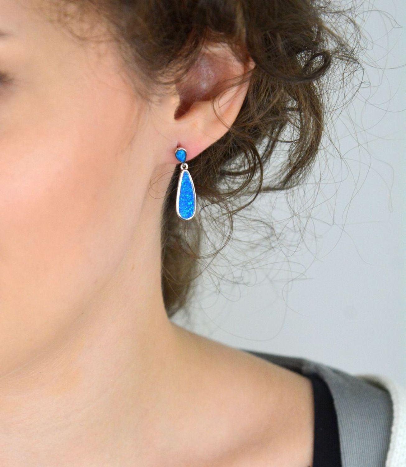 Kolczyki damskie srebrne wiszące łezki z niebieskim syntetycznym opalem – model DIA-KLC-13139-925. Srebro próby 925, długość 2,7 cm, waga 3,80 g, zapięcie na sztyft.1.jpg