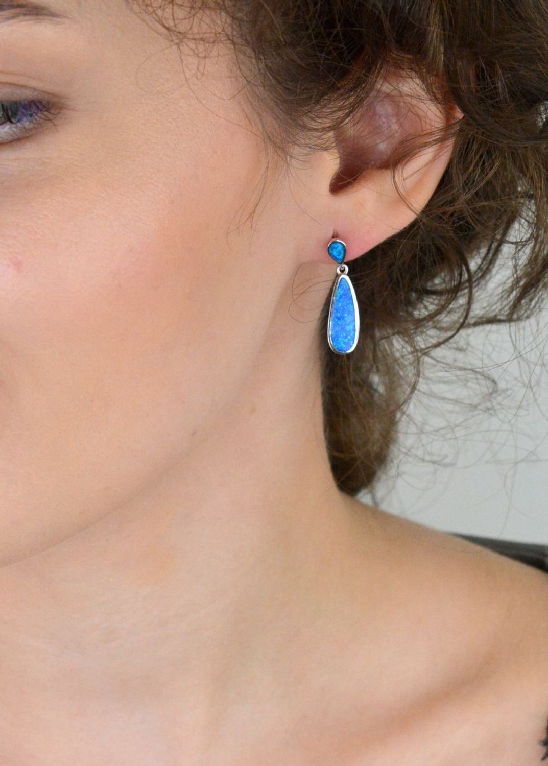 Kolczyki damskie srebrne wiszące łezki z niebieskim syntetycznym opalem – model DIA-KLC-13139-925. Srebro próby 925, długość 2,7 cm, waga 3,80 g, zapięcie na sztyft.1.jpg