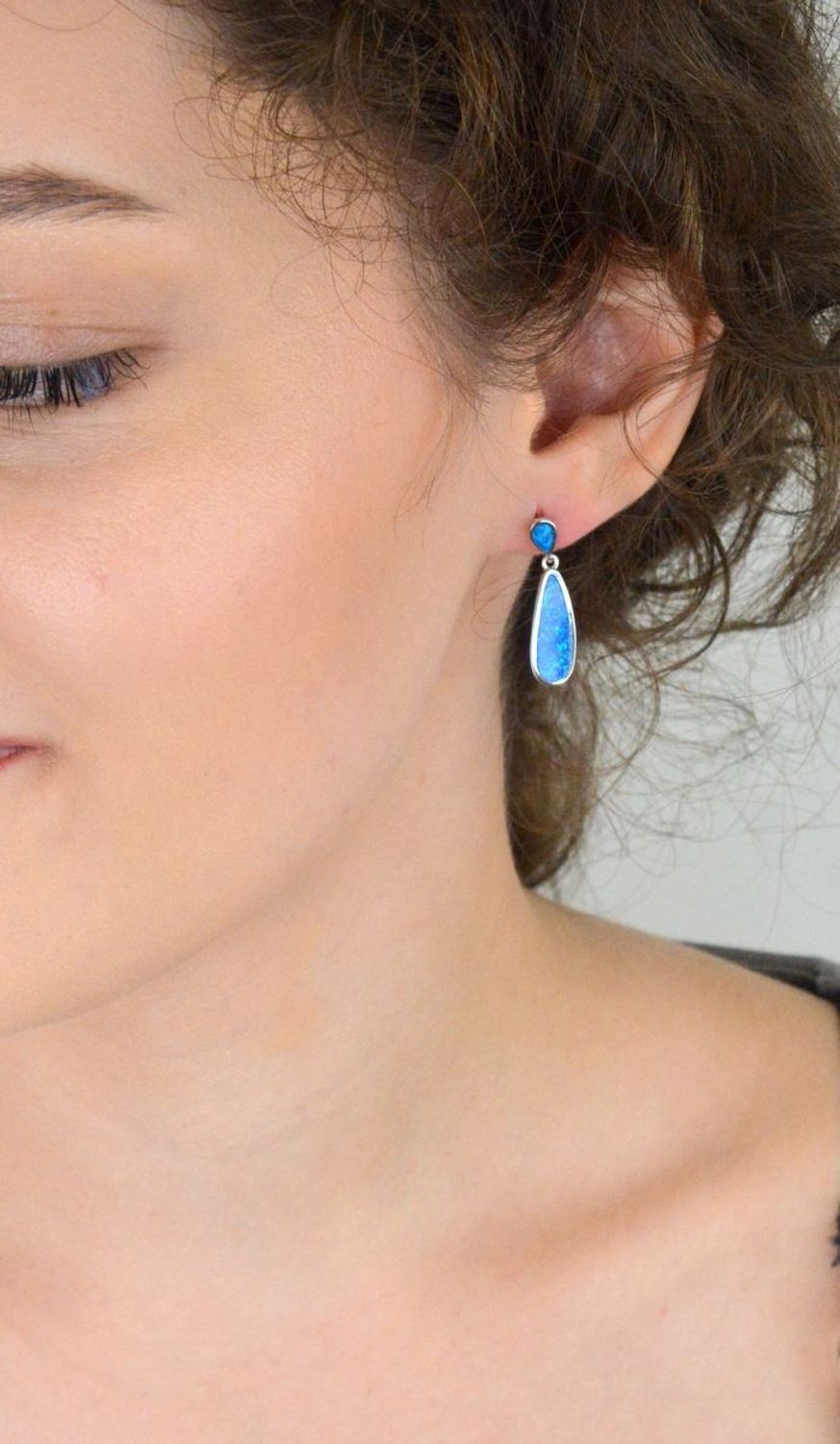 Kolczyki damskie srebrne wiszące łezki z niebieskim syntetycznym opalem – model DIA-KLC-13139-925. Srebro próby 925, długość 2,7 cm, waga 3,80 g, zapięcie na sztyft.1.jpg