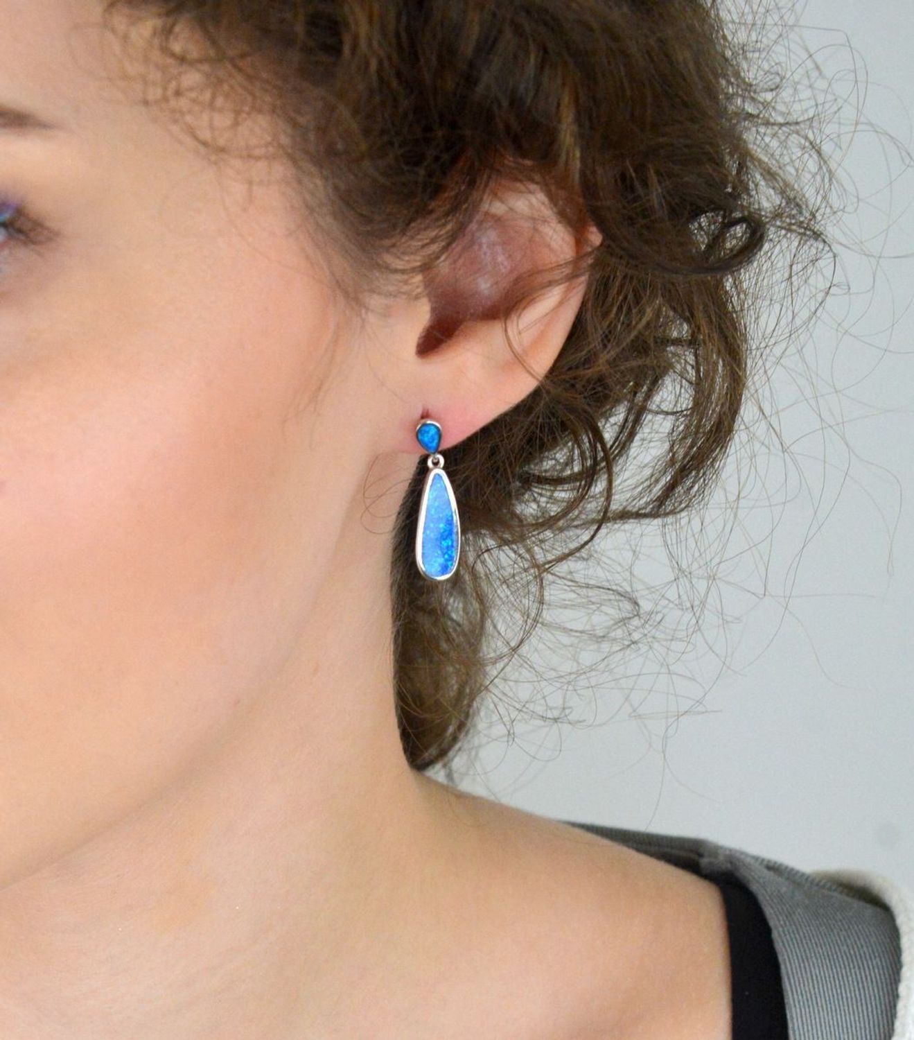 Kolczyki damskie srebrne wiszące łezki z niebieskim syntetycznym opalem – model DIA-KLC-13139-925. Srebro próby 925, długość 2,7 cm, waga 3,80 g, zapięcie na sztyft.1.jpg